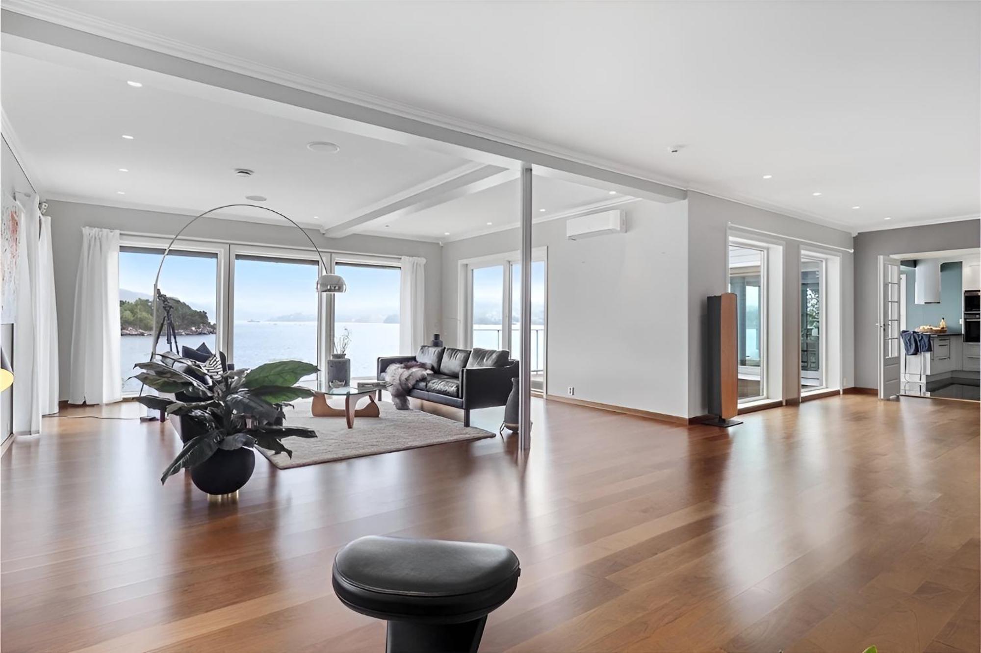 Beachfront With Jacuzzi, Cinema & Canoe Bergen