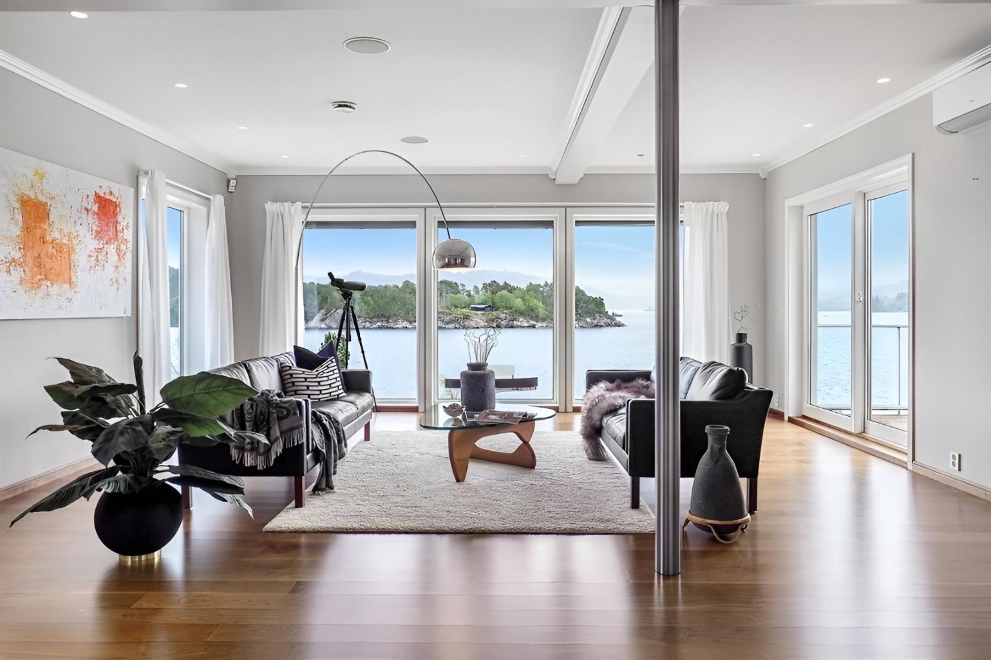 Beachfront With Jacuzzi, Cinema & Canoe