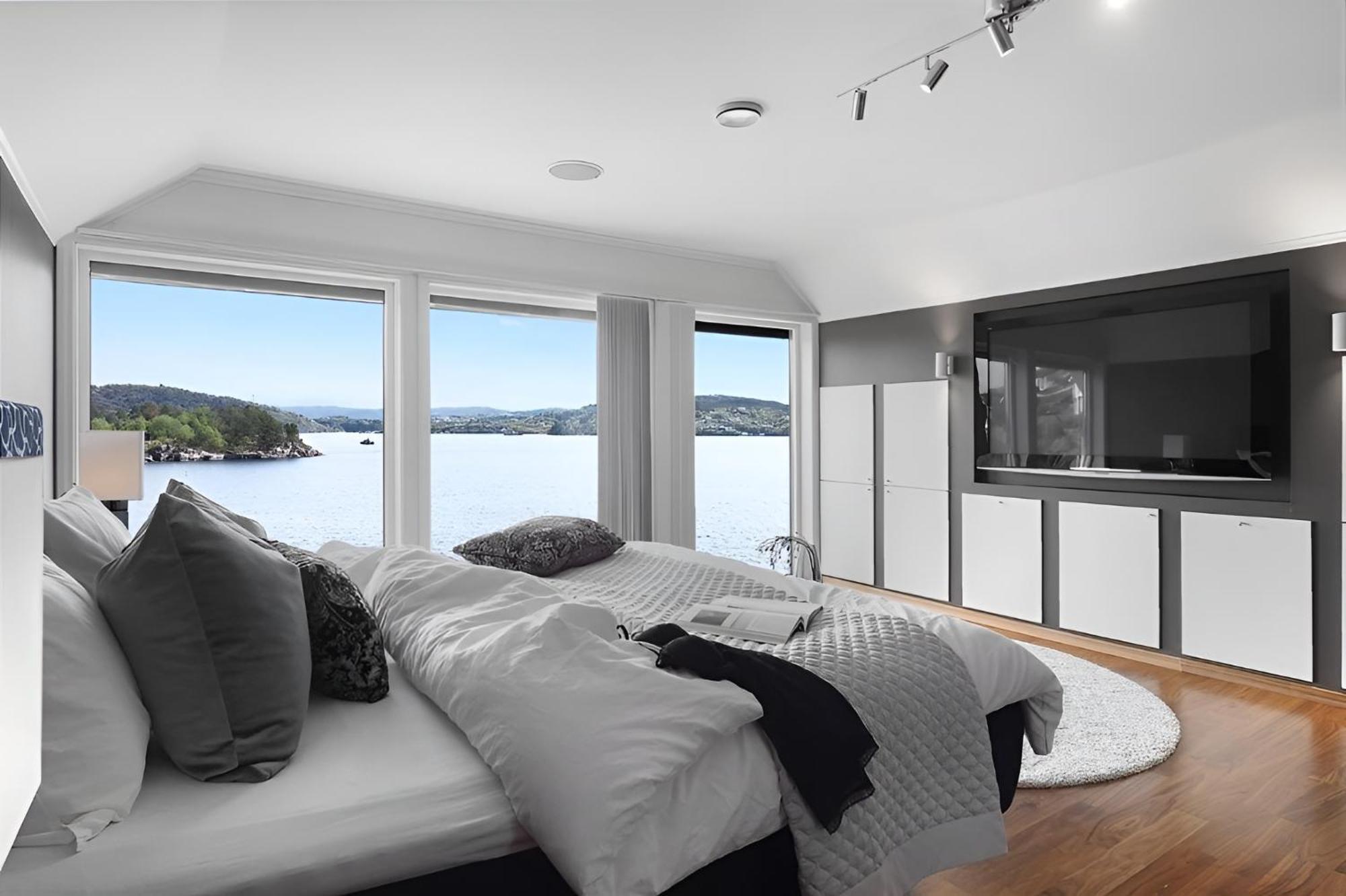 Beachfront With Jacuzzi, Cinema & Canoe Bergen