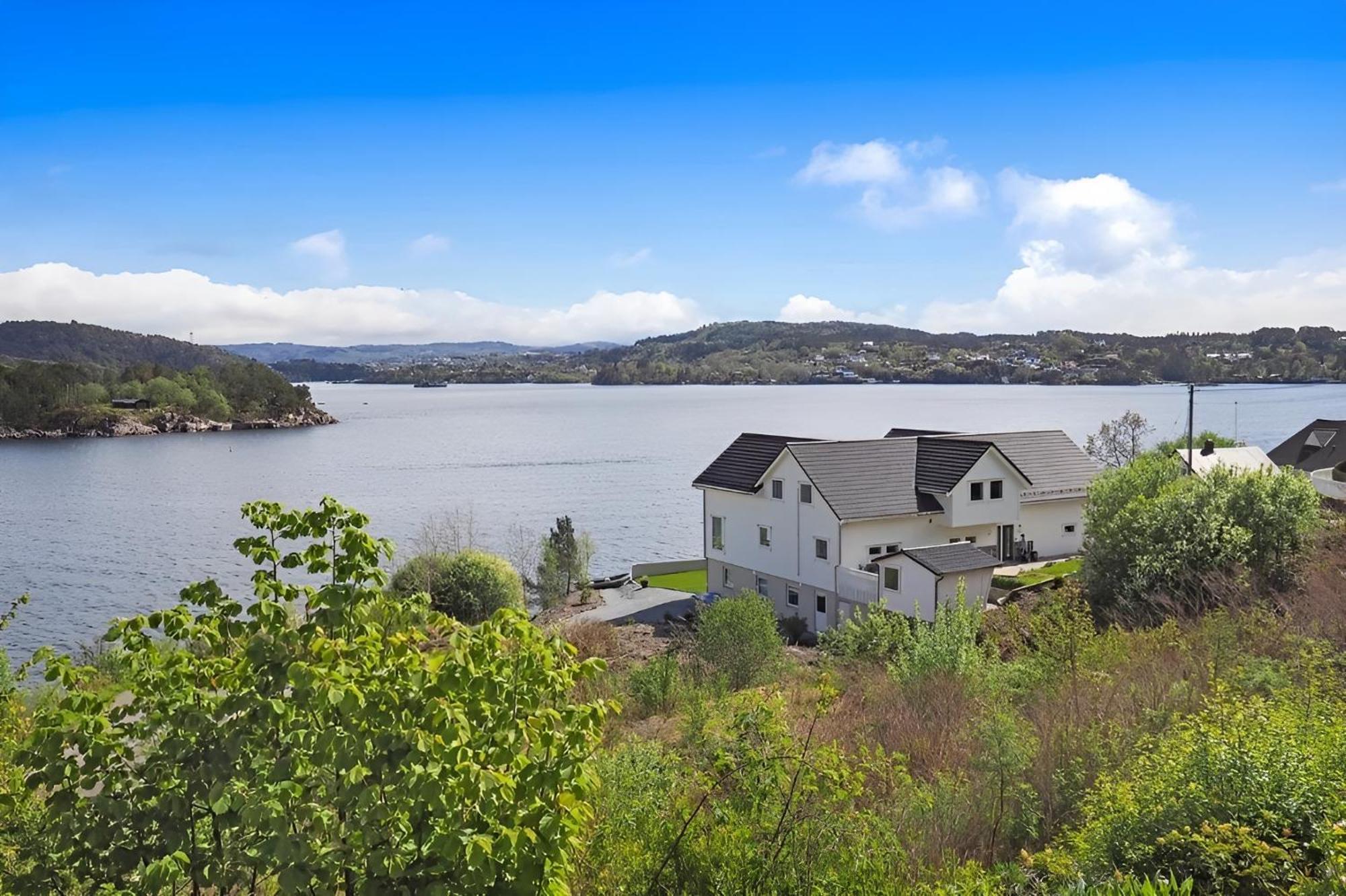 Beachfront With Jacuzzi, Cinema & Canoe *