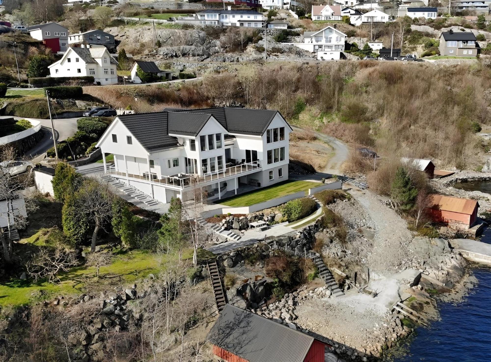 Beachfront With Jacuzzi, Cinema & Canoe *